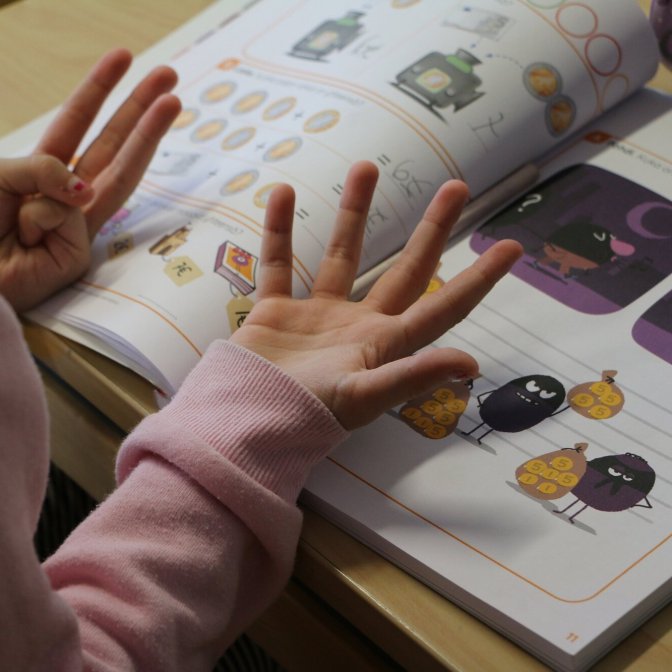 Vid Myllypohjan koulu räknar och bokför lärarna alla sina arbetstimmar. Foto: Mattias Fagerholm