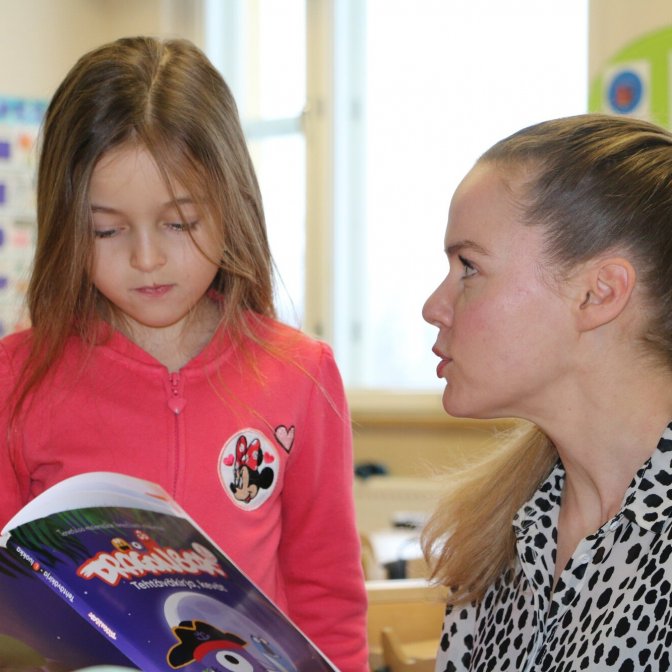För Laura Peltomaa kommer årsarbetstiden på 1520 timmar inte att räcka till. Foto: Mattias Fagerholm